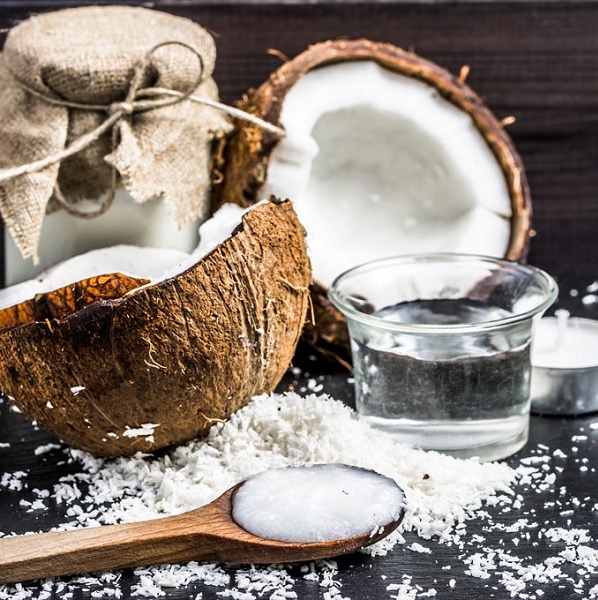 Utiliser l’huile de noix de coco pour la peau et les cheveux