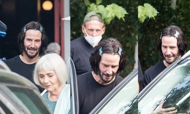 Keanu Reeves met des barrettes dans ces cheveux pour John Wick 4